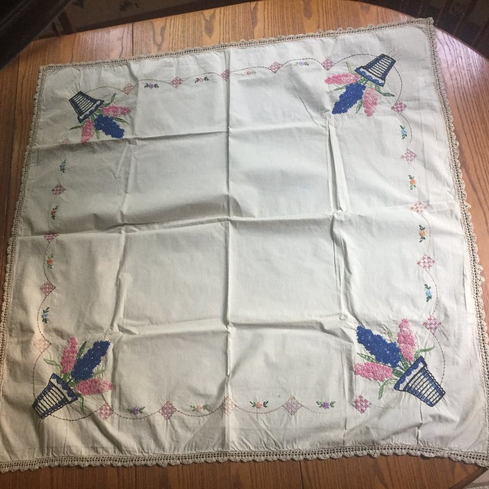 VTG Embroidered Tablecloth 4 Napkins Lilacs - Picture 2 of 15